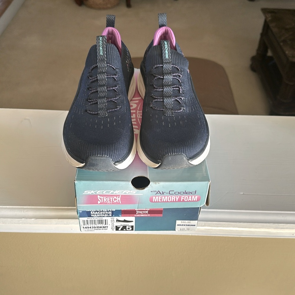 Sketchers sneakers